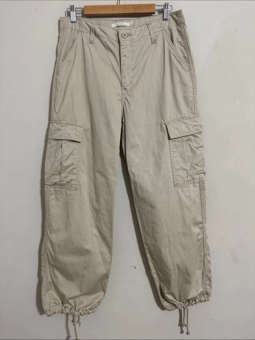 Levi's 94 Baggy Beige Cargo Pants Drawstring Cuff Women size 29 Utility Gorpcore